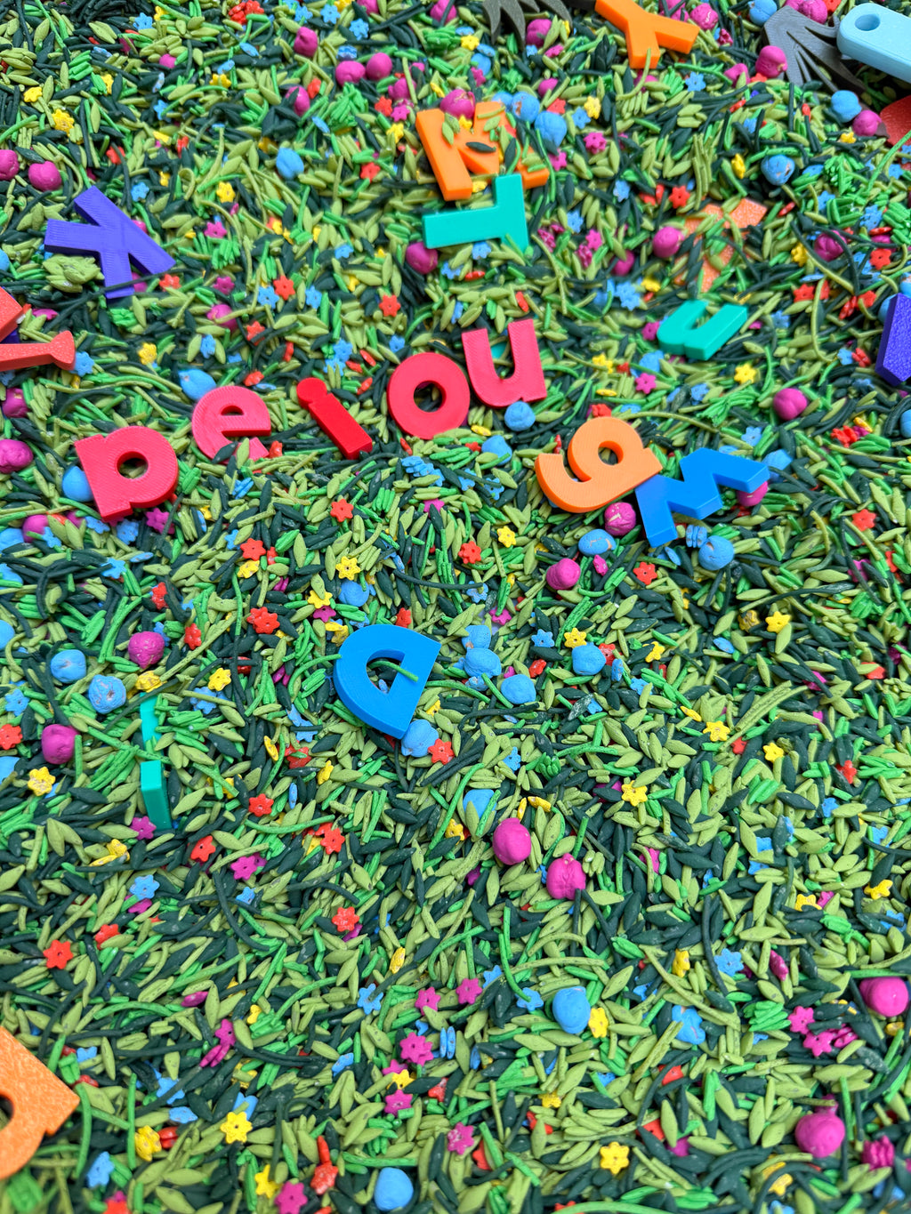 Mix sensorial con objetos 3D — Letras coloridas