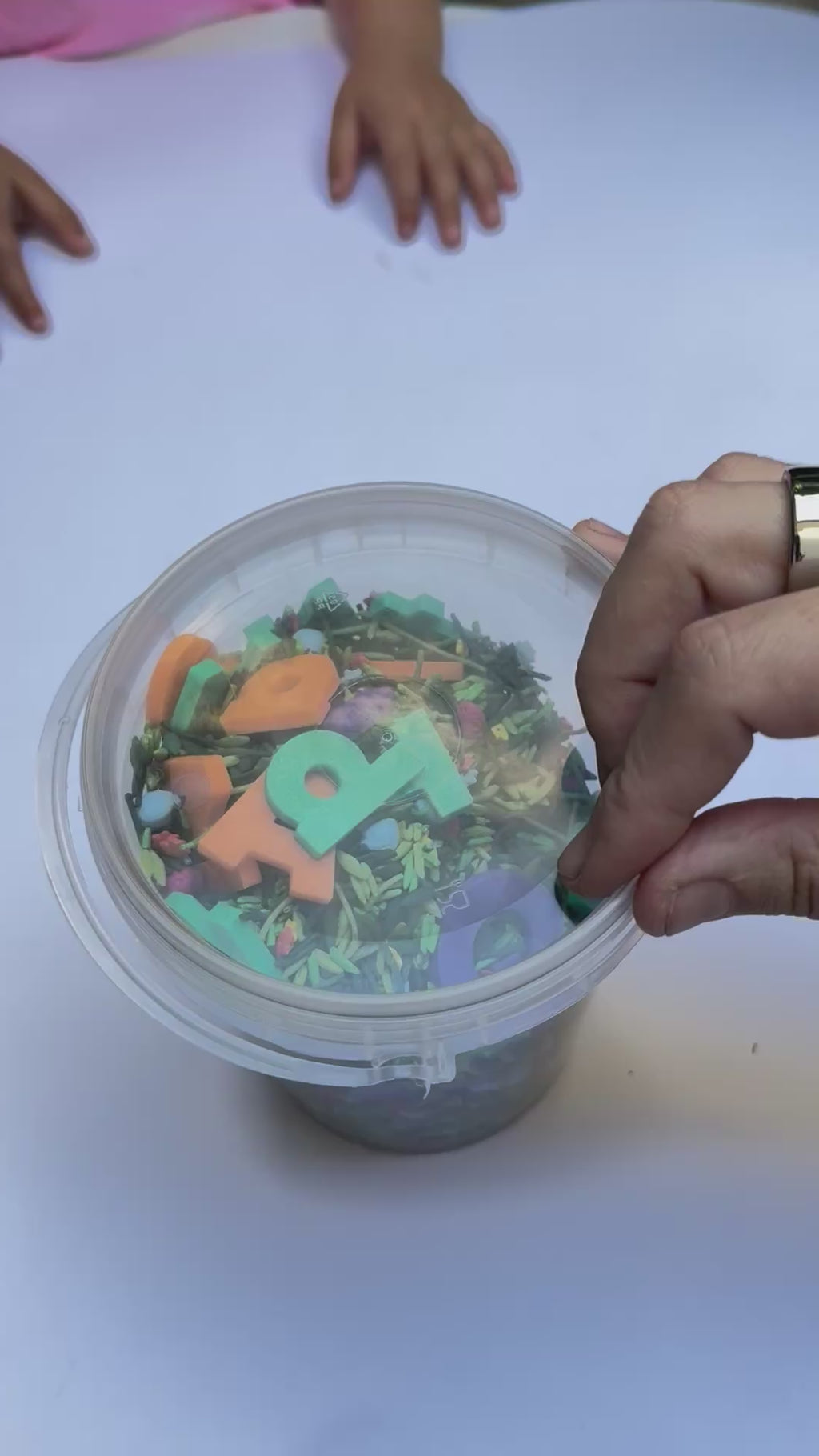 Mix sensorial con objetos 3D — Letras coloridas